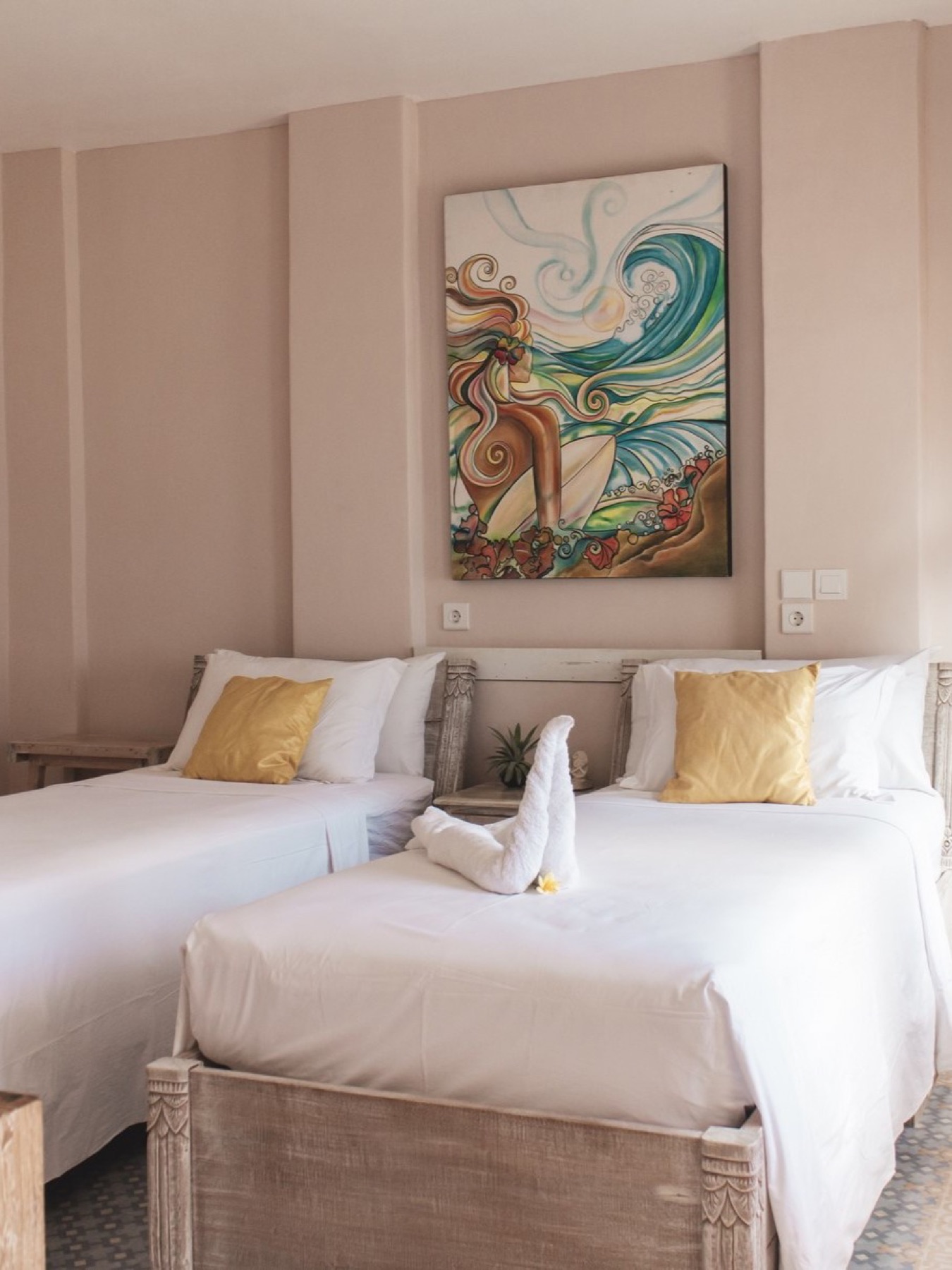 Bright Isla Indah Retreat guest room with twin beds and island artwork.