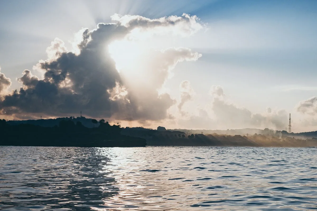 Best Time to Visit Nusa Lembongan for Yoga, Surf, and Retreat Days