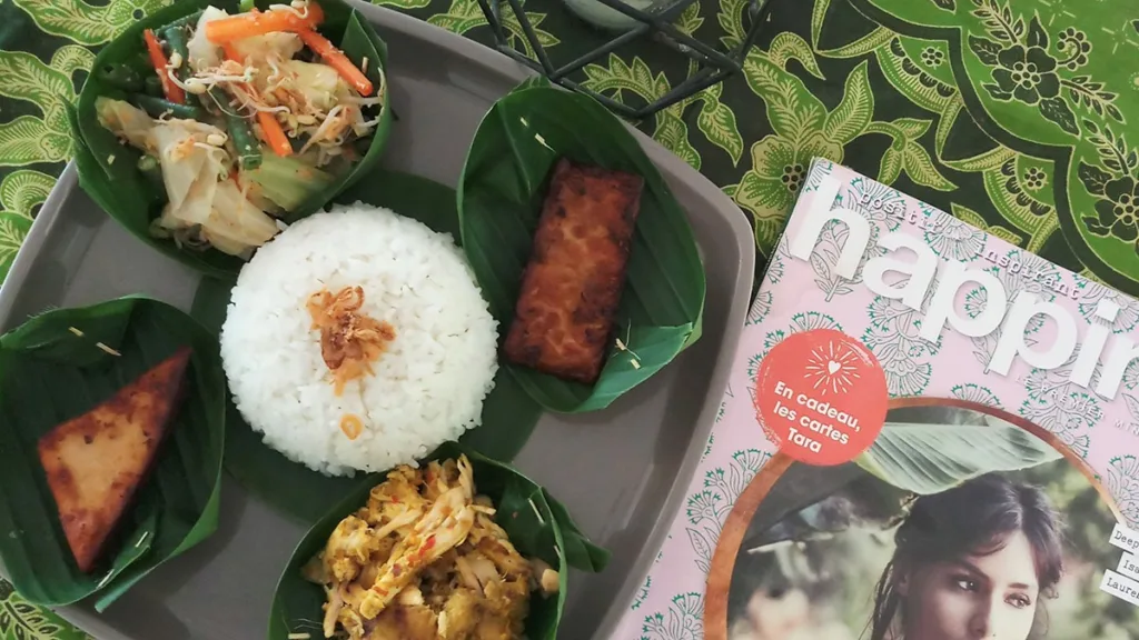 Simple retreat dining detail for a realistic Nusa Lembongan budget.