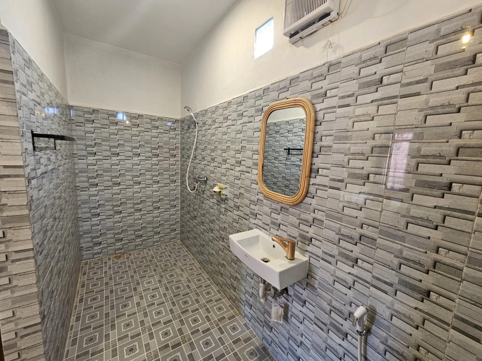 Private tiled bathroom at Risna Homestay.
