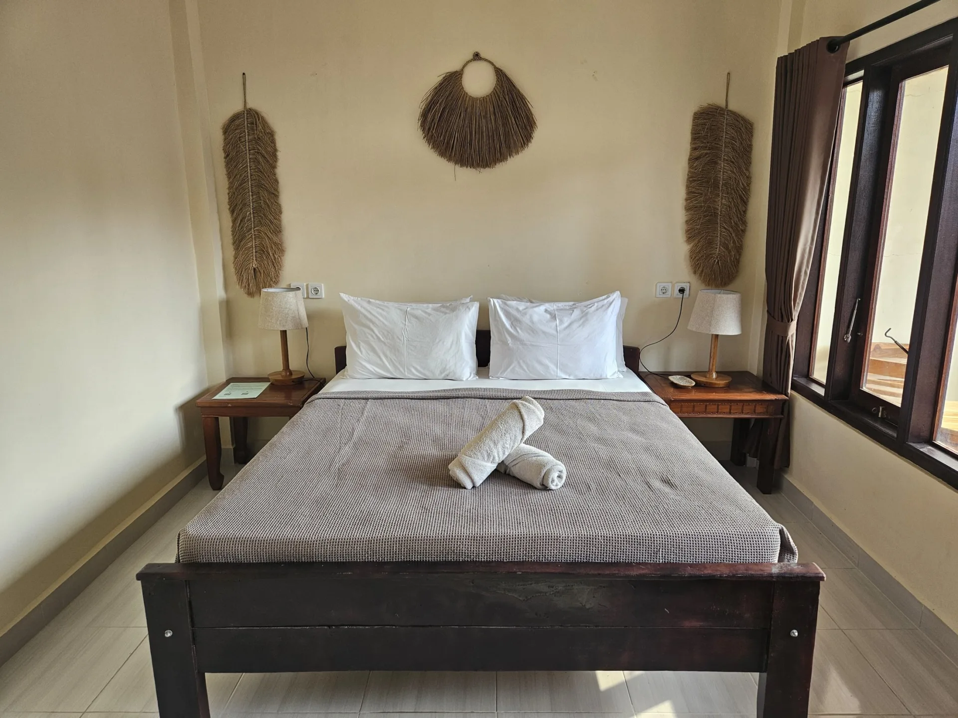 Bright and comfortable guest room at Risna Homestay in Nusa Lembongan.