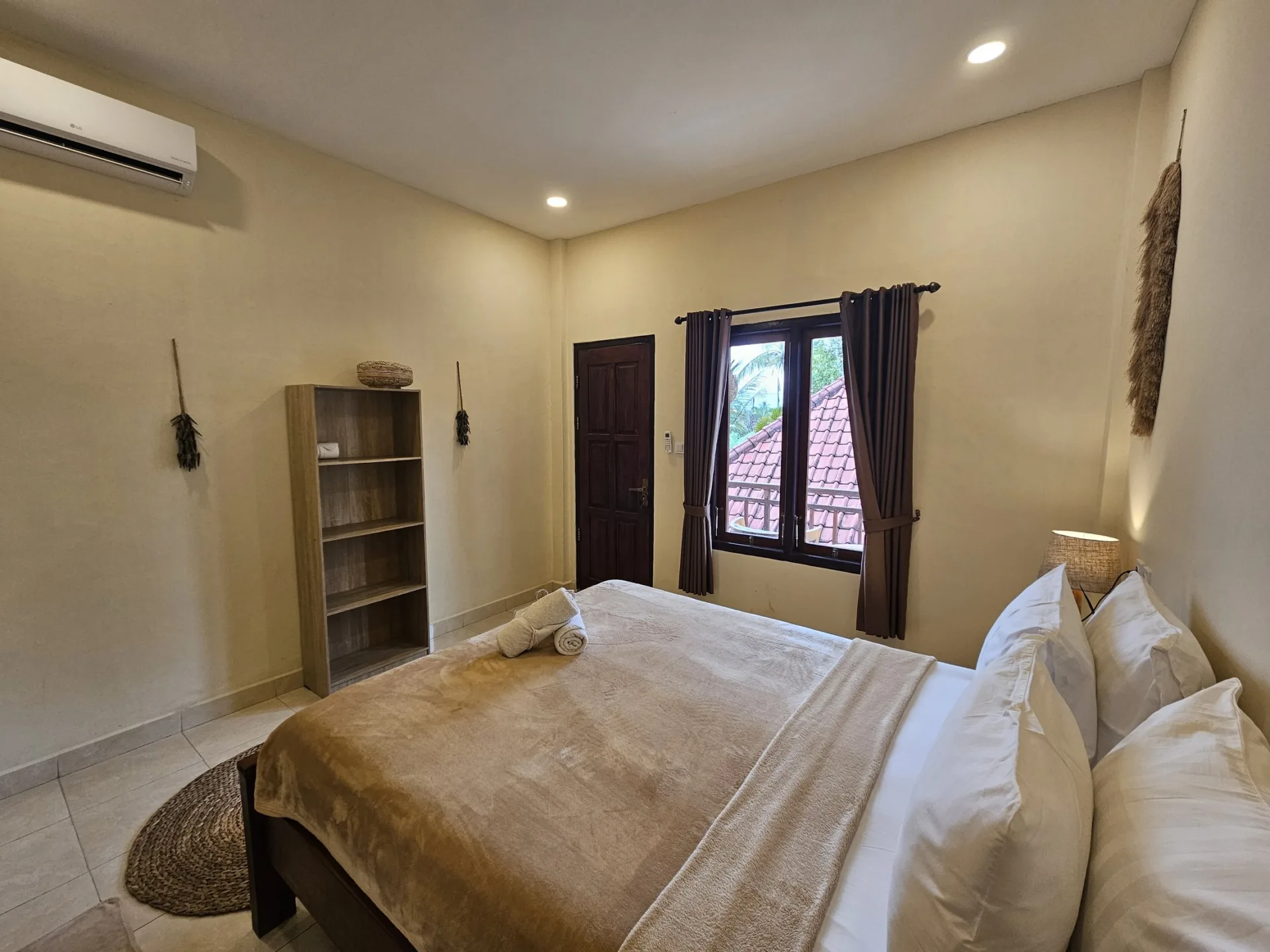 Risna Homestay guest room with a window and natural light.